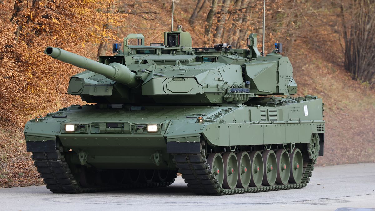 MUNICH, GERMANY - NOVEMBER 19: The new Leopard 2A8 Leopard 2A8 main battle tank is presented at the roll-out of the first Leopard 2A8 NOR for the Norwegian Army at a ceremony at the KNDS factory on November 19, 2025 in Munich, Germany. KNDS is supplying Norway with 54 Leopard 2A8 NOR tanks and the Bundeswehr, the German armed forces, with 123 Leopard 2A8 tanks. The Bundeswehr is also acquiring a new batch of PzH 2000 self-propelled howitzers to replace the ones Germany donated to Ukraine. (Photo by Alexandra Beier/Getty Images)