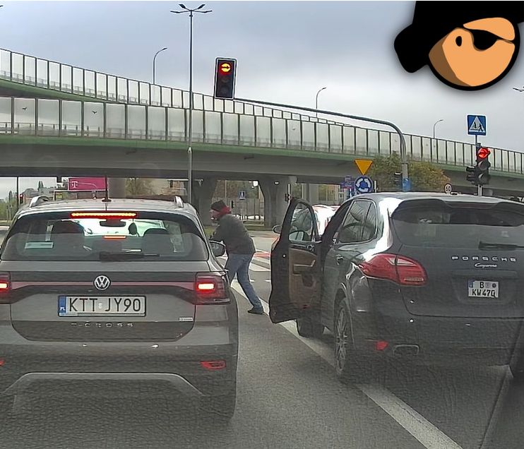 Mężczyzna podszedł do pasażerki i otworzył drzwi