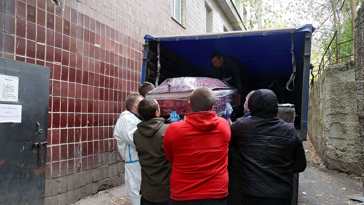 Identification of victims of Russian missile attack on Hroza village in Kharkiv Region
KHARKIV, UKRAINE - OCTOBER 09, 2023 - The bodies of the victims of a Russian missile strike on the village of Hroza in the Kupiansk district of Kharkiv Region, identified by forensic experts, are handed over to relatives for further burial, Kharkiv, north-eastern Ukraine 
Dostawca: PAP/UKRINFORM *** UWAGA!!! DRASTYCZNE ZDJ�CIA! ***
Vyacheslav Madiyevskyi
Kharkiv, Hroza, Kharkiv Region, terrorist attack, missile attack, victims, identification of bodies, forensic examination, Russian aggression, war, Russian-Ukrainian war, corpse, morgue, coffin
