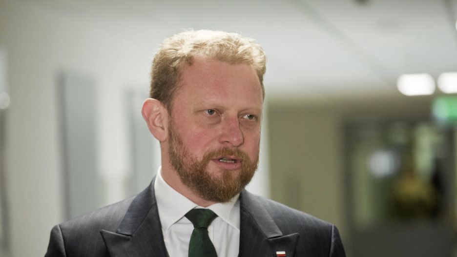 Koronawirus w Polsce. Wiele osób zastanawia się nad tym, czy zamiast maseczki można nosić przyłbice. Łukasz Szumowski rozwiewa wątpliwości