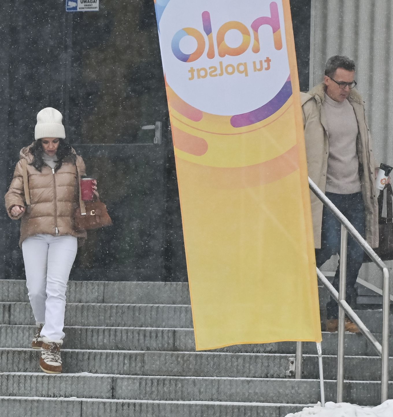 Kurzopki z nietęgimi minami opuszczają studio "Halo tu Polsat" 
