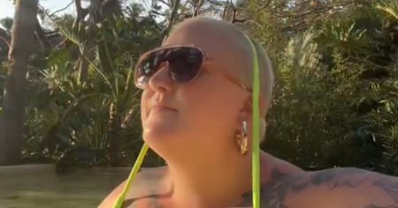 Ma duże piersi. Zakłada sznurek od bikini na głowę
