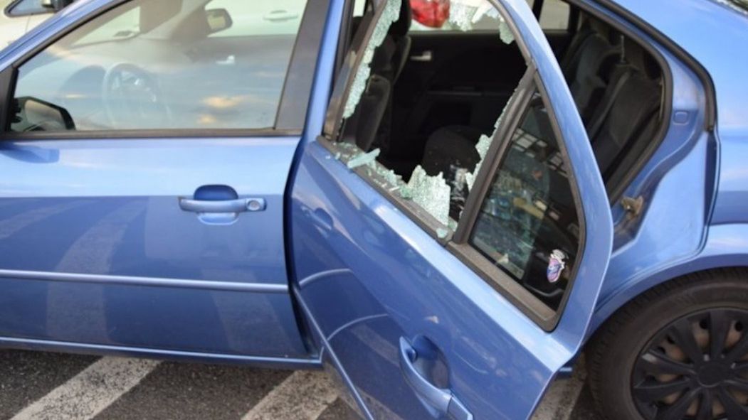 Samochód z wybitą szybą