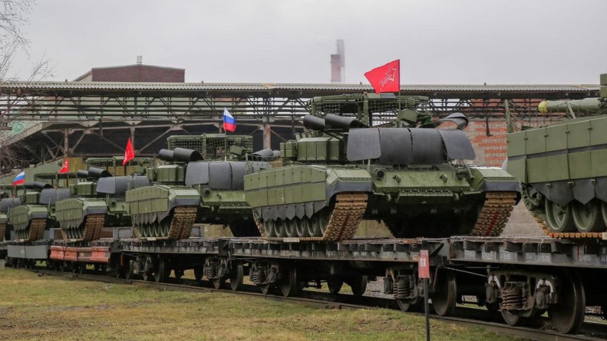 Czołgi T-90M i T-72B3M w trakcie transportu