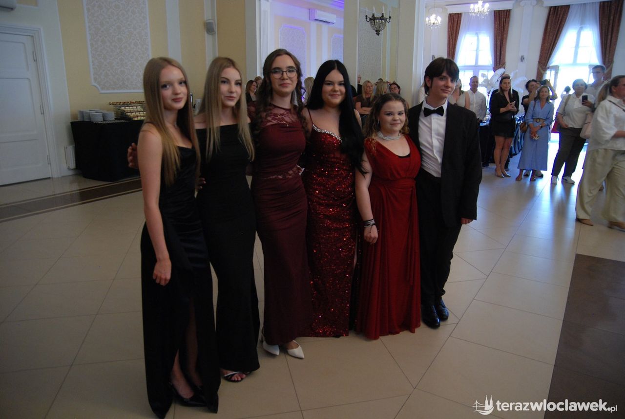 Polonez, elegancja i wyjątkowy wieczór. Ósmoklasiści ze Szkoły Podstawowej nr 2 bawili się na balu [FOTORELACJA]