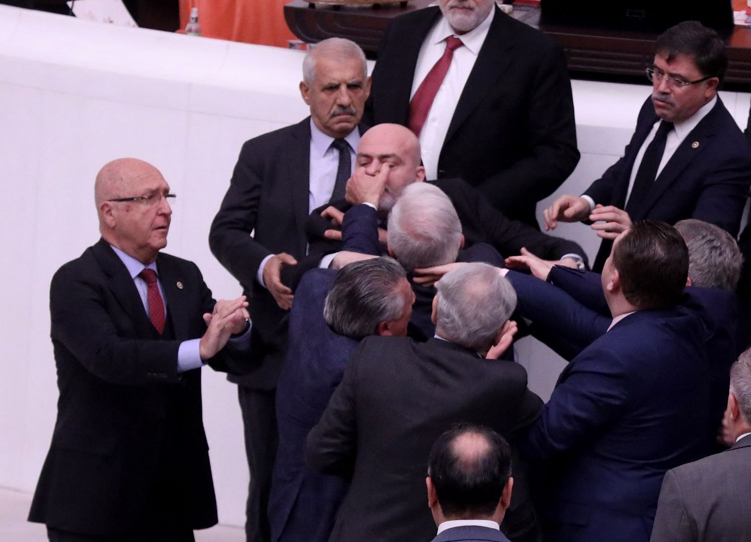 Bijatyka w parlamencie w Turcji. Polityk Dobrej Partii trafił na OIOM