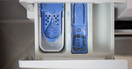 Wlej do przegródki w pralce. Bęben będzie lśnił jak nowy