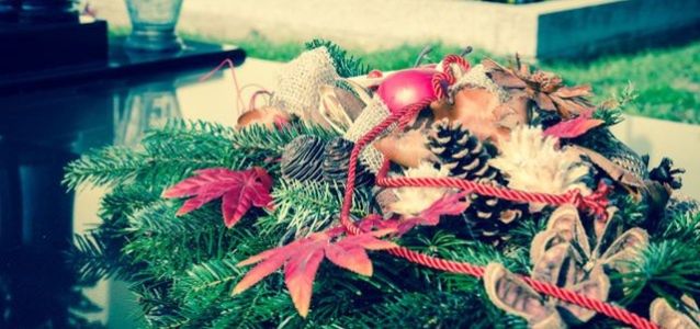 4 złote zamiast 100. Zobacz, jak samodzielnie zrobić wieniec na grób