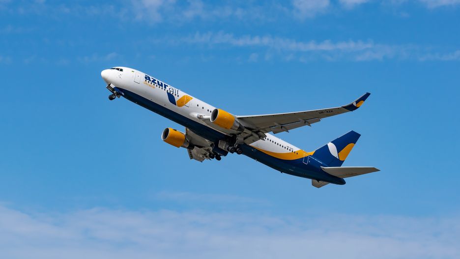 Samolot linii Azur Air Ukraine 