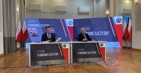 Ustawa o obronie ojczyzny. Kaczyński i Błaszczak odsłonili karty. "Radykalne wzmocnienie sił zbrojnych"