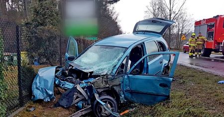 29-latek wypadł z auta po zderzeniu z ciężarówką. Mężczyzny nie udało się uratować