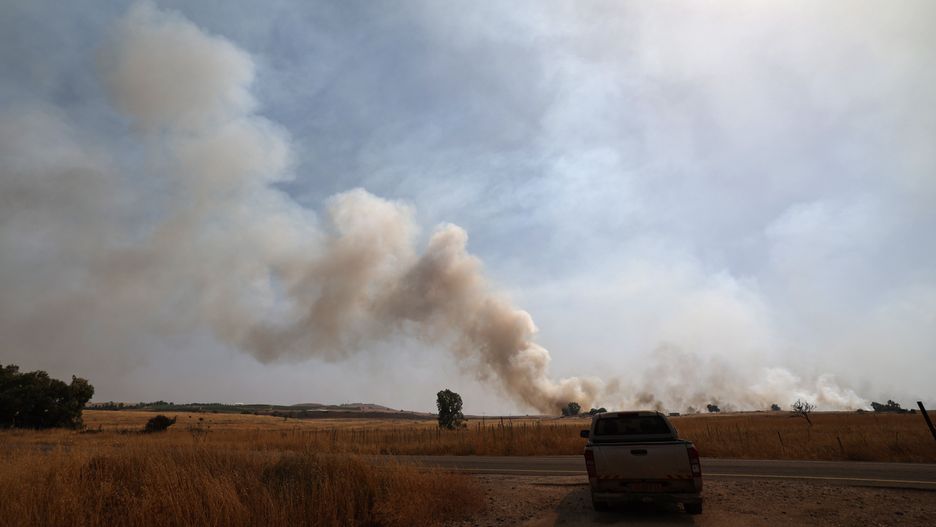 Smoke and fires on Israeli-Lebanese border after strikes form Lebanon
epa11408118 Smoke caused by a fire, rises in the sky, following strikes from Lebanon, near Qela Alon, in the Israeli-annexed Golan Heights, 13 June 2024, The Israeli army reported on 13 June, that sirens sounded in northern Israel over the past few hours, after approximately 40 projectiles were launched toward the Galilee and Golan Heights area.  EPA/ATEF SAFADI 
Dostawca: PAP/EPA.
ATEF SAFADI