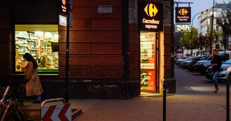 Klienci byli przerażeni. Bójka w Carrefour Express w Warszawie