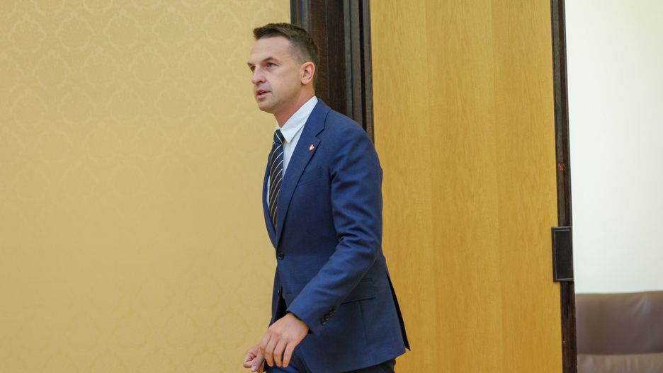 Adam Sz�apka
Warszawa, 25.06.2025. Rzecznik rz�du Adam Sz�apka na konferencji prasowej w Kancelarii Prezesa Rady Ministr�w w Warszawie, 25 bm. Konferencja dotyczy�a ustawy wspieraj�cej rozw�j energetyki wiatrowej na l�dzie i mro�enia cen energii w drugiej po�owie 2025 r. (aldg) PAP/Rafa� Guz
Rafa� Guz
energetyka, energia, konferencja, konferencja prasowa, KPRM, polityk, polityka, wiatrowa