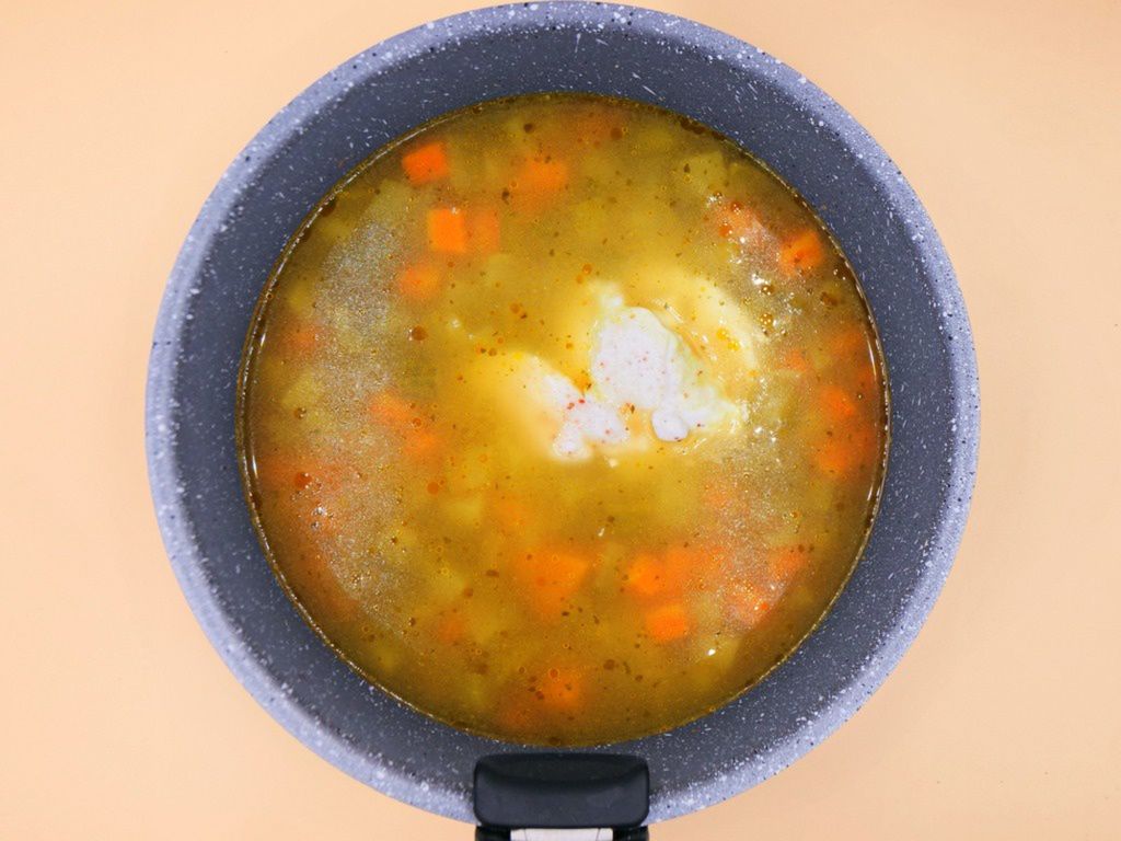 Zupa z ogórków konserwowych, ziemniaka i marchewki z jogurtem przepis