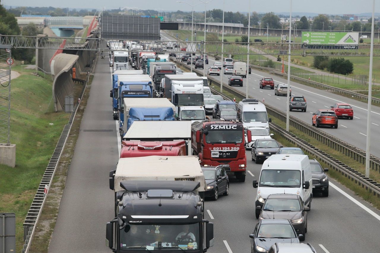 Kolizja ciężarówki i osobówki. Wielki korek na Autostradowej Obwodnicy Wrocławia