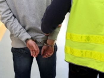 Nerwowo krążył przy bankomacie. To znaleźli przy nim policjanci