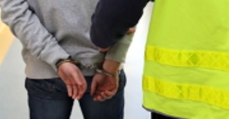 Nerwowo krążył przy bankomacie. To znaleźli przy nim policjanci
