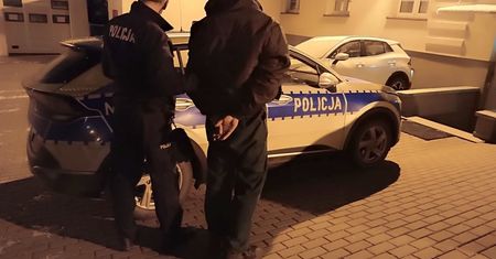 Policjanci zauważyli VW wyjeżdżającego z lasu. Od razu włączyli sygnały