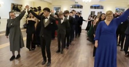 Nagranie ze studniówki jest hitem w sieci. Zakonnica zatańczyła z uczniem
