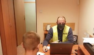 Skakali po karetce, która przyjechała do chorego