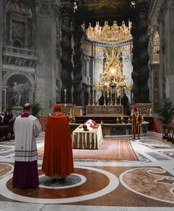 Pogrzeb papieża - oficjalny protokół. "Sytuacja bez precedensu" po śmierci Benedykta XVI
