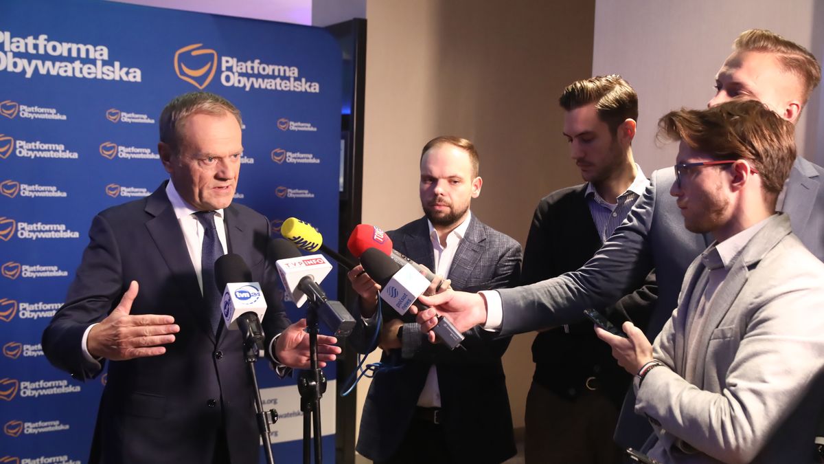Na zdjęciu Donald Tusk w trakcie konferencji prasowej z dziennikarzami