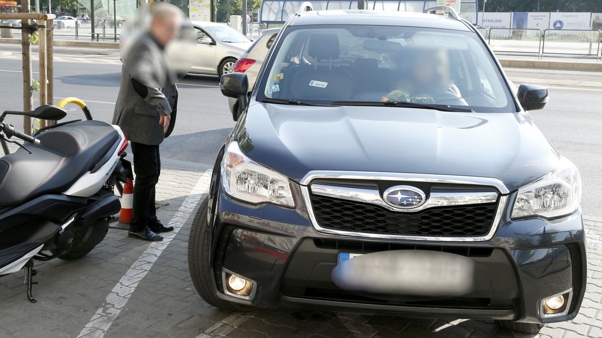 Parkowanie w dużym mieście - zdjęcie ilustracyjne