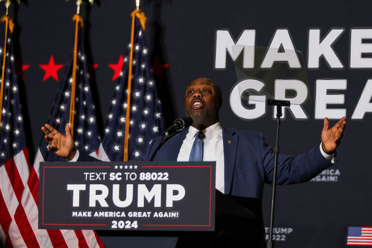 US Senator from South Carolina Tim Scott speaks during a 'Get Out The Vote Rally' campaign event for former US President and Republican presidential candidate Donald Trump at the Charleston Area Convention Center in North Charleston, South Carolina, USA, 14 February 2024. Trump is running against former South Carolina Governor Nikki Haley in the South Carolina Republican Presidential Primary on 24 February 2024. EPA/HUNTER CONE Dostawca: PAP/EPA.