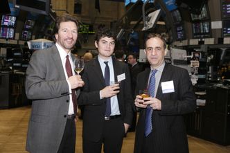 Bogaci inwestorzy trzymają się akcji. Co trzeci chce zwiększyć inwestycje