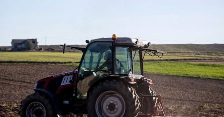 Starszy mężczyzna wypadł z ciągnika. Wylądował pod kołami