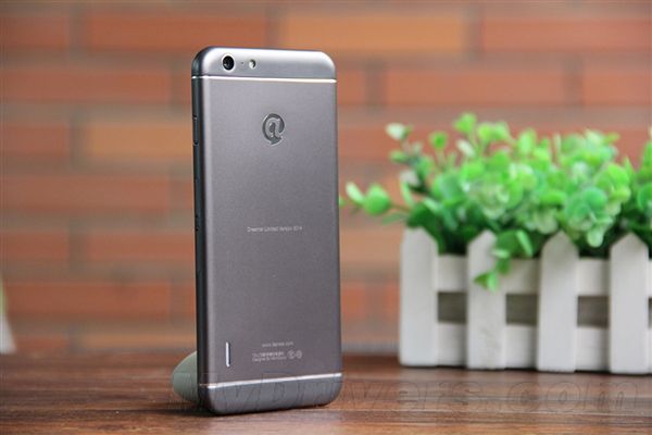 Czy podróbki mogą być premium? Oto androidowy klon iPhone'a 6, którego nie wygniesz i nie porysujesz 3