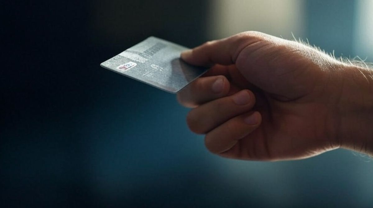Ukradł kartę bankomatową partnerce ojca.