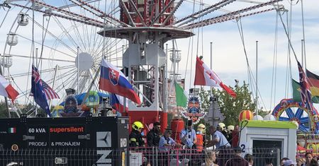 Dziewczynka wypadła z karuzeli. Spadła na czteroletnie dziecko