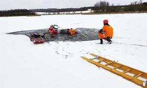 Chwile grozy na Pomorzu. Wjechali autem na jezioro. Nagle załamał się lód