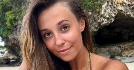 Pozuje na plaży. Kreacja Krzan to majstersztyk