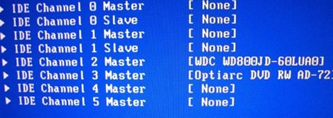Oto przykład jak BIOS widzi mój dysk WD Caviar WD800 i nagrywarkę DVD firmy Optiarc.
