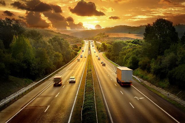 Zdjęcie drogi pochodzi z serwisu Shutterstock