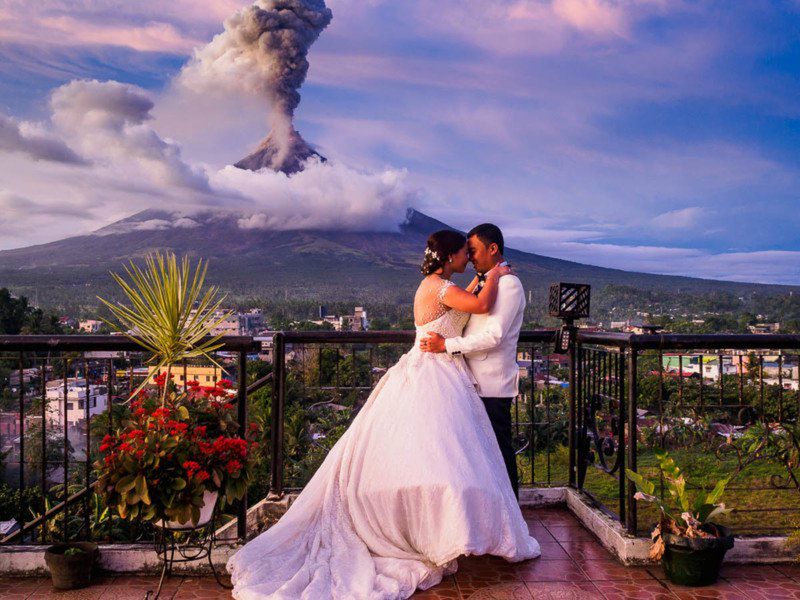 Zdjęcie ślubne na tle wybuchającego wulkanu. Jednocześnie zachwyca i przeraża