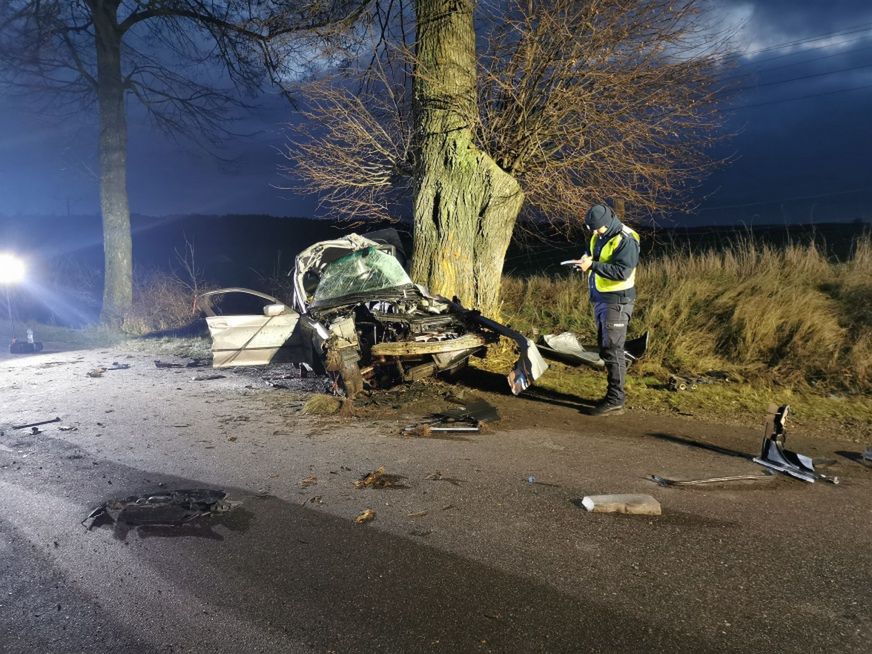 Zginął 19-latek. Z BMW nie ma co zbierać