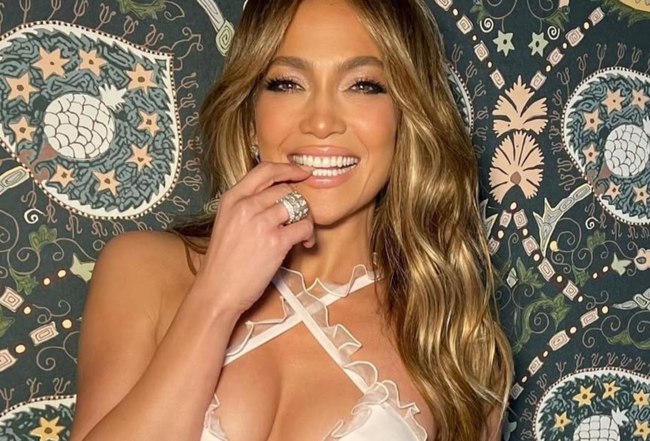 Jennifer Lopez sets trend with 'chocolate cherry' nails