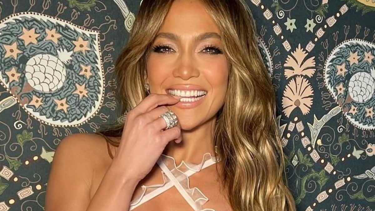 Jennifer Lopez nosi paznokcie "chocolate cherry" 