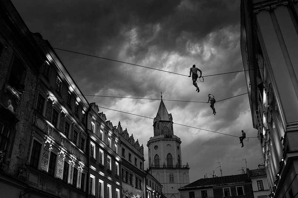 Kategoria otwarta „Kultura i Sztuka” pozwoliła wykazać się Kamilowi Wojtyle. Niespełna 30-letni jaworzański dentysta, i fotograf z zamiłowania, robi zdjęcia od 2014 roku. Jest to dla niego czysta przyjemność – pozwala odreagować stresy i odpocząć. Czarno-białe zdjęcie zatytułowane „Linoskoczkowie” ukazuje festiwalową scenę, w której linoskoczkowie pielęgnują swoją sztukę.