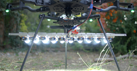 Dron z panelem LED 1000W daje imponujące świetlne efekty