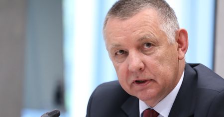 Pandemia nie dotknęła pracowników NIK. Banaś rozdał ponad 22 miliony