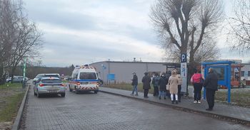 Parkingi przed szpitalem już płatne. By za nie zapłacić... trzeba stanąć w kolejce