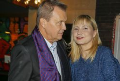 Jest trzecią żoną Jana Frycza. Przy niej to już inny człowiek