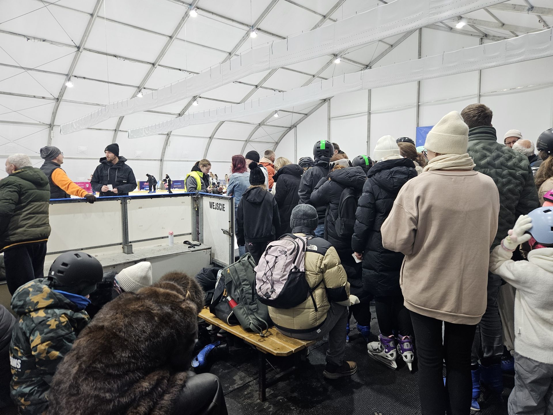 Lodowisko przyciąga tłumy. Najlepiej wcześniej kupić bilet 