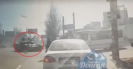 Rosyjski czołg wjechał w autobus. Nagranie z Doniecka obiegło sieć