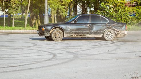 „Palenie gumy” nie popłaca. Kierowcy BMW ukarani wysokimi mandatami